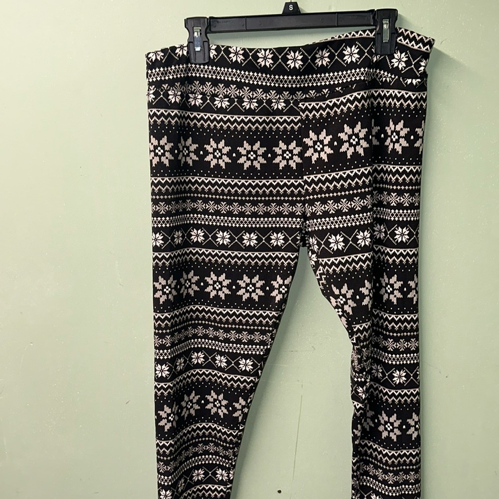 Womens leggings winter snowflake print donating December if not sold